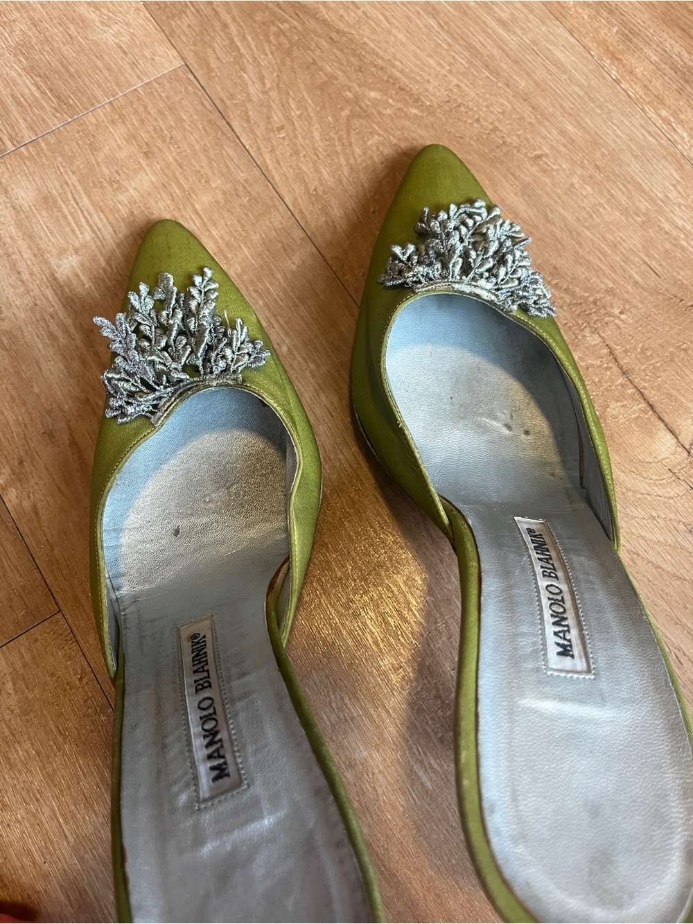 Vintage Manolo Blahnik green silk mule heel with grey/metallic tassel fringe - Picture 4 of 7